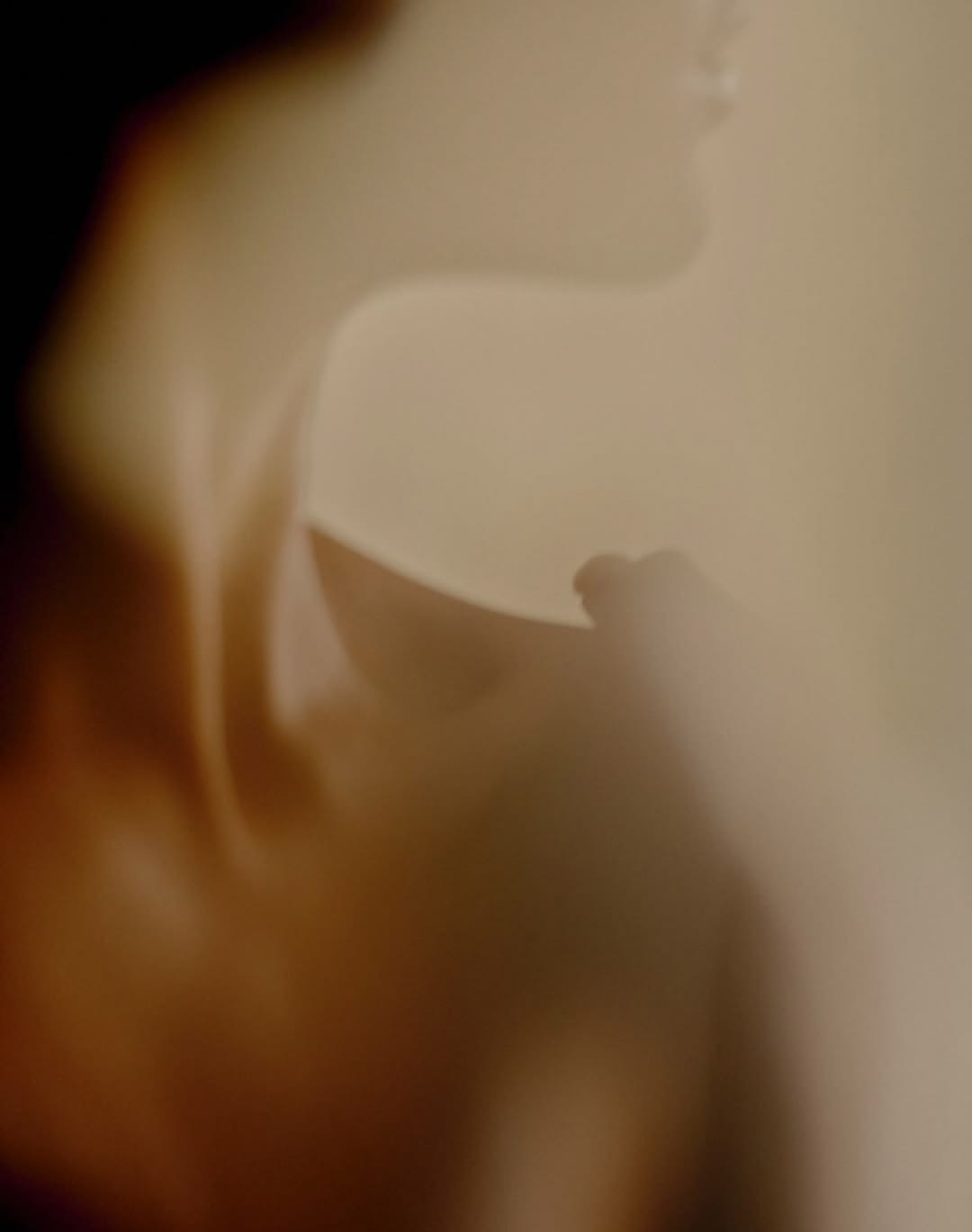 Primo piano del respiro e della gabbia toracica durante una pratica di breathwork